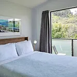 Executive Townhouse In Island Bay