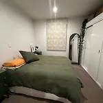 Renovated Two Bedroom Cottage Near The Zoo