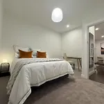Discerning In Thorndon