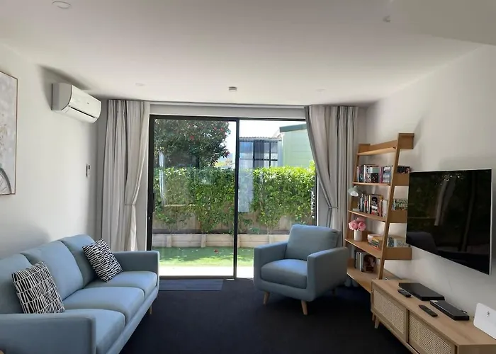 Executive Townhouse In Island Bay