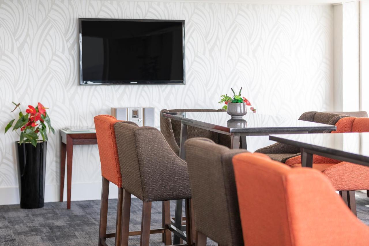 Cook Grand Chancellor Hotel 4*