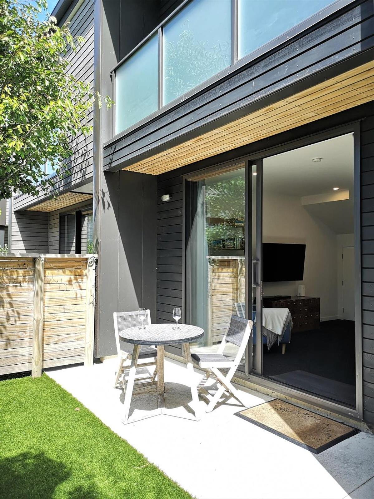 Executive Townhouse In Island Bay Wellington