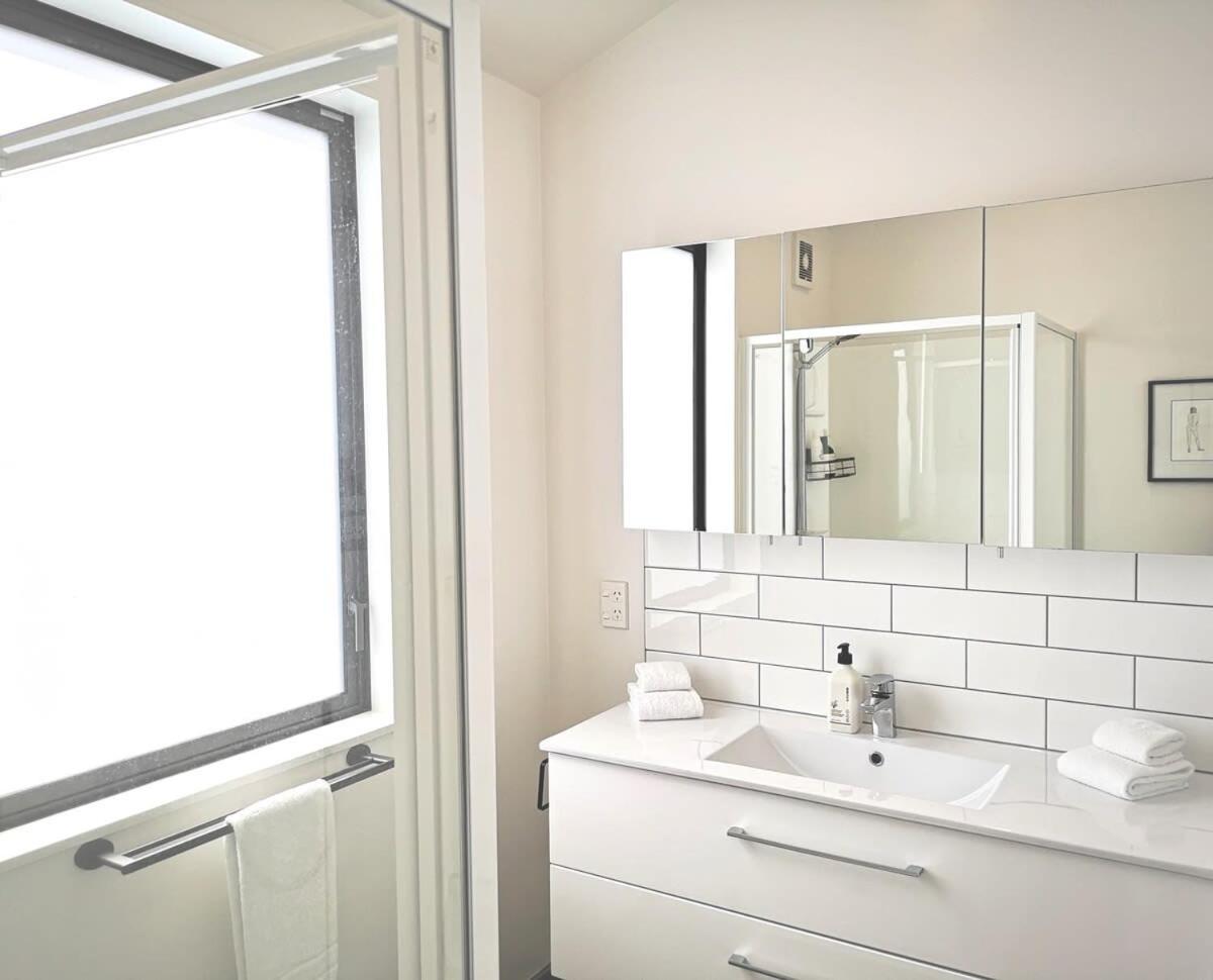 Executive Townhouse In Island Bay * Wellington