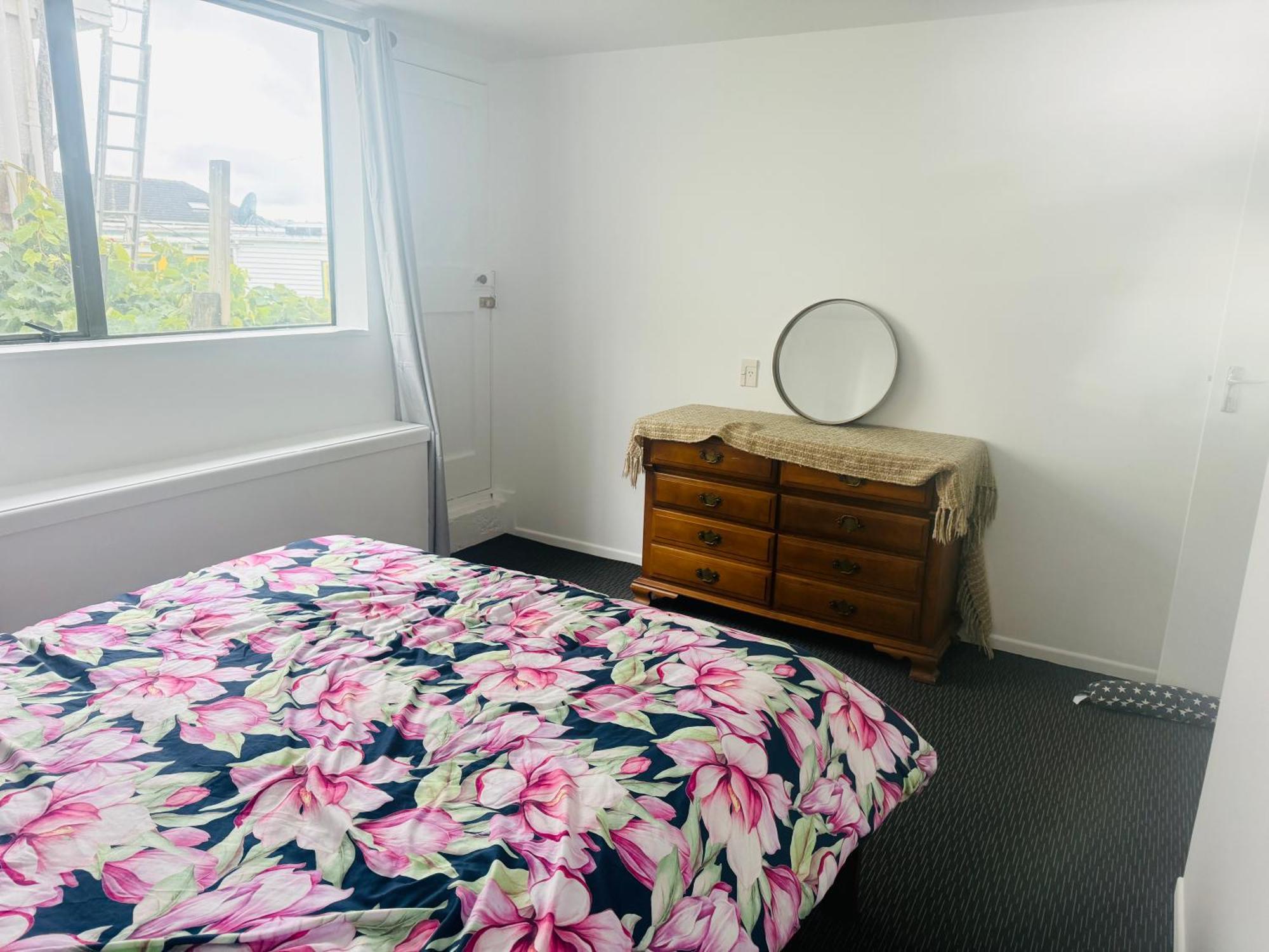 Comfy 2 Bedroom Flat, Close To Wellington