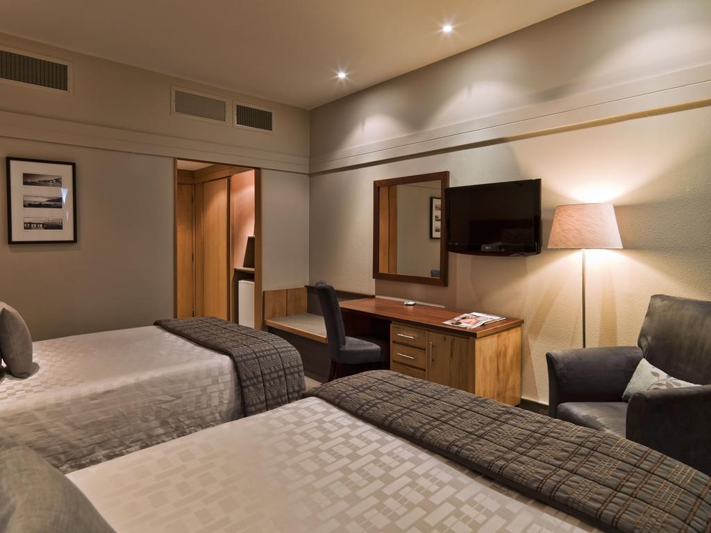Hotel Cook Grand Chancellor 4*