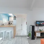 Peaceful & Private City Cottage With Carparks