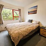 Spacious 5 Beds Dual Unit Home!