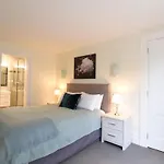 Stylish City Apartment Fireplace & Free Parking