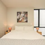 Cozy & Bright Cbd Apartment