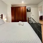 Stylish Modern Flat With Parking Near Station