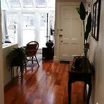 Stylish City Cottage With Free Undercover Parking