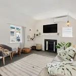 Fairytale Cottage In Thorndon!