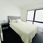 Stylish 2 Bedrooms Townhouse In Central Wellington With A Free Car Park