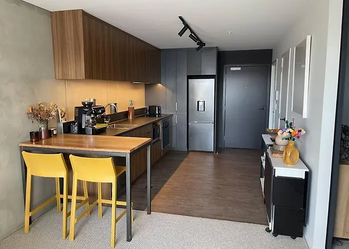 Modern Two Bedroom Apartment With Free Parking