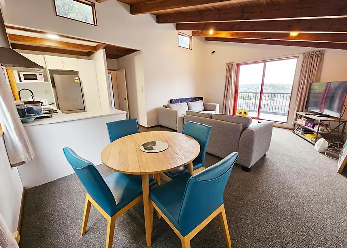 Spacious 5 Beds Dual Unit Home!