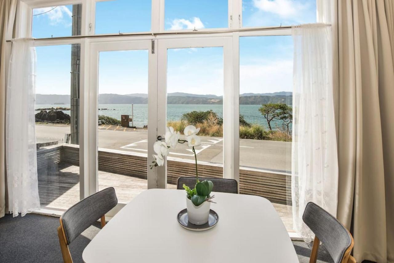 Waterfront 2-bed Cottage, Karaka Bays Holiday home