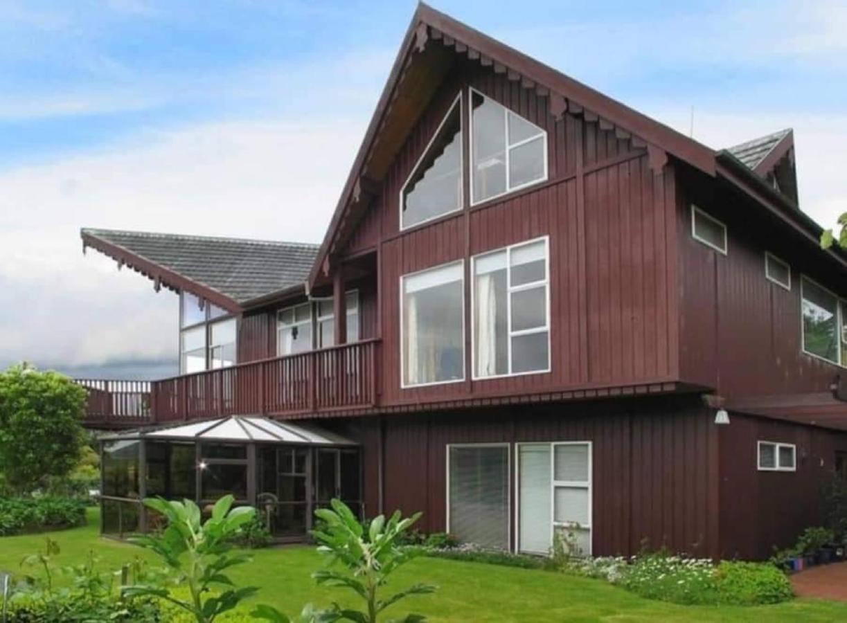Eclectic 70s Mansion * Wellington