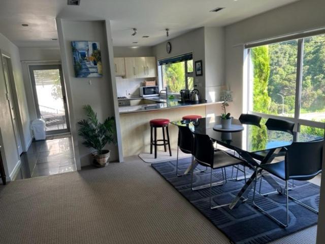 Sebastian - Large Modern * Wellington