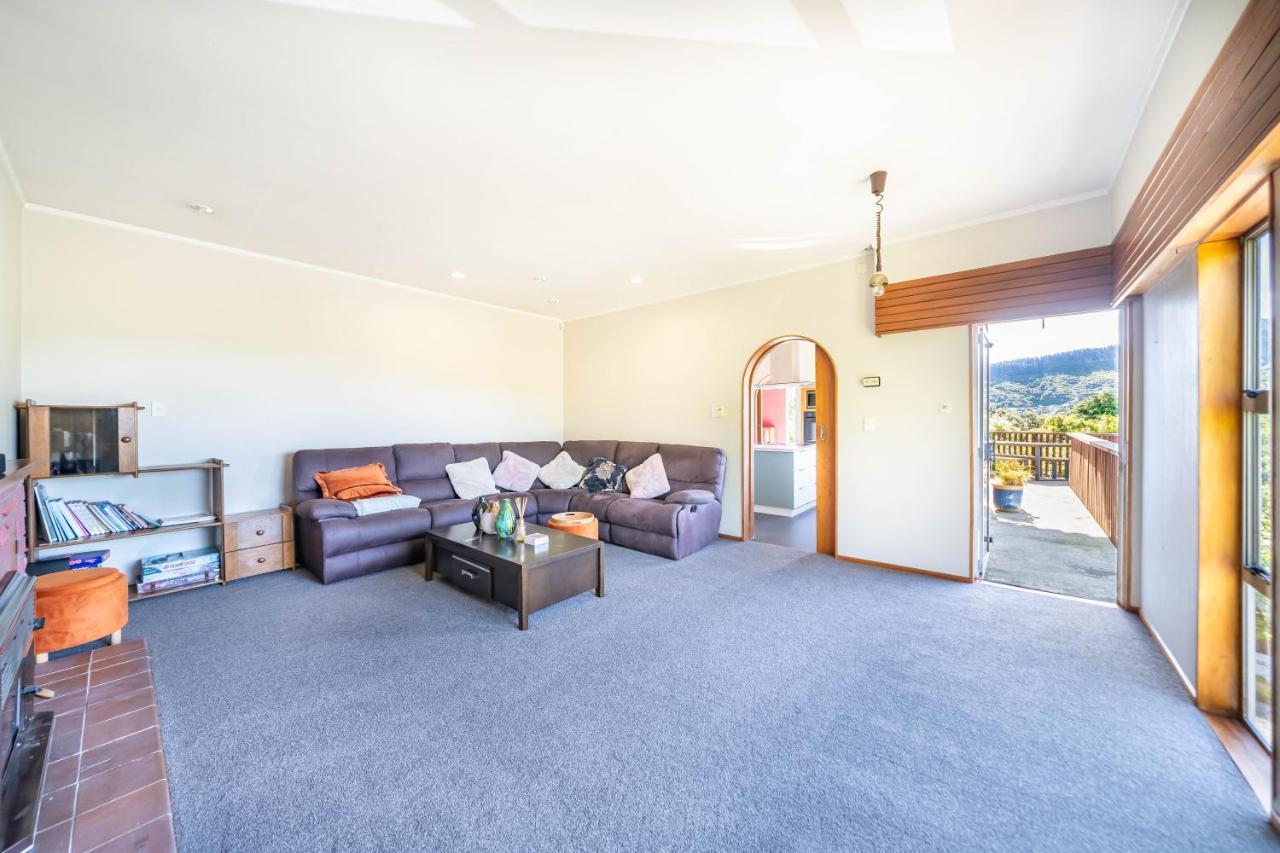 Eclectic 70s Mansion * Wellington