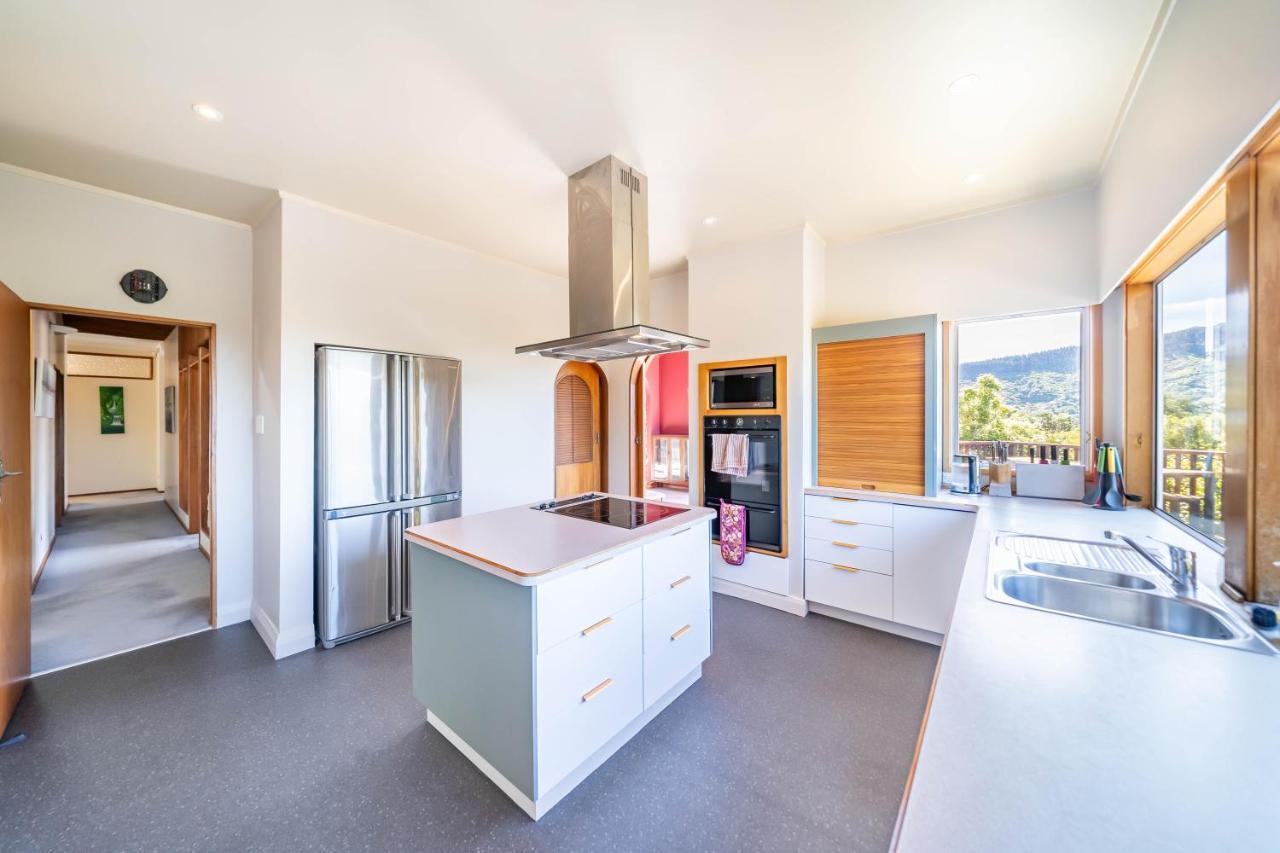 Eclectic 70s Mansion * Wellington
