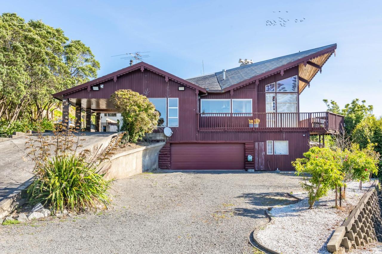 Eclectic 70s Mansion Holiday home Wellington