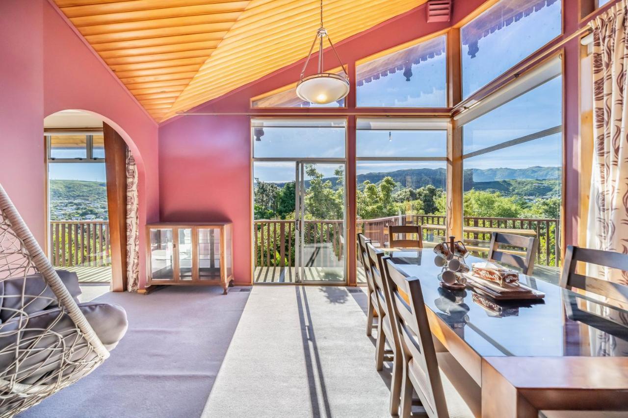 Eclectic 70s Mansion * Wellington