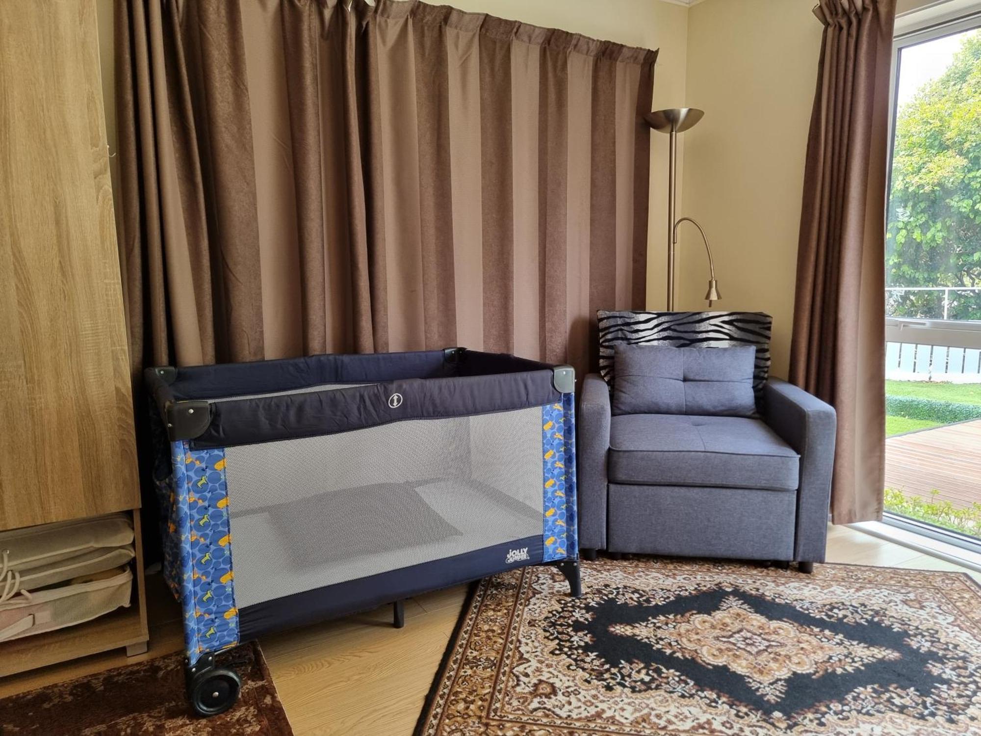 Entire Ground Floor With Full-privacy And Family-friendly Popular To Ferry Catchers Apartment Wellington