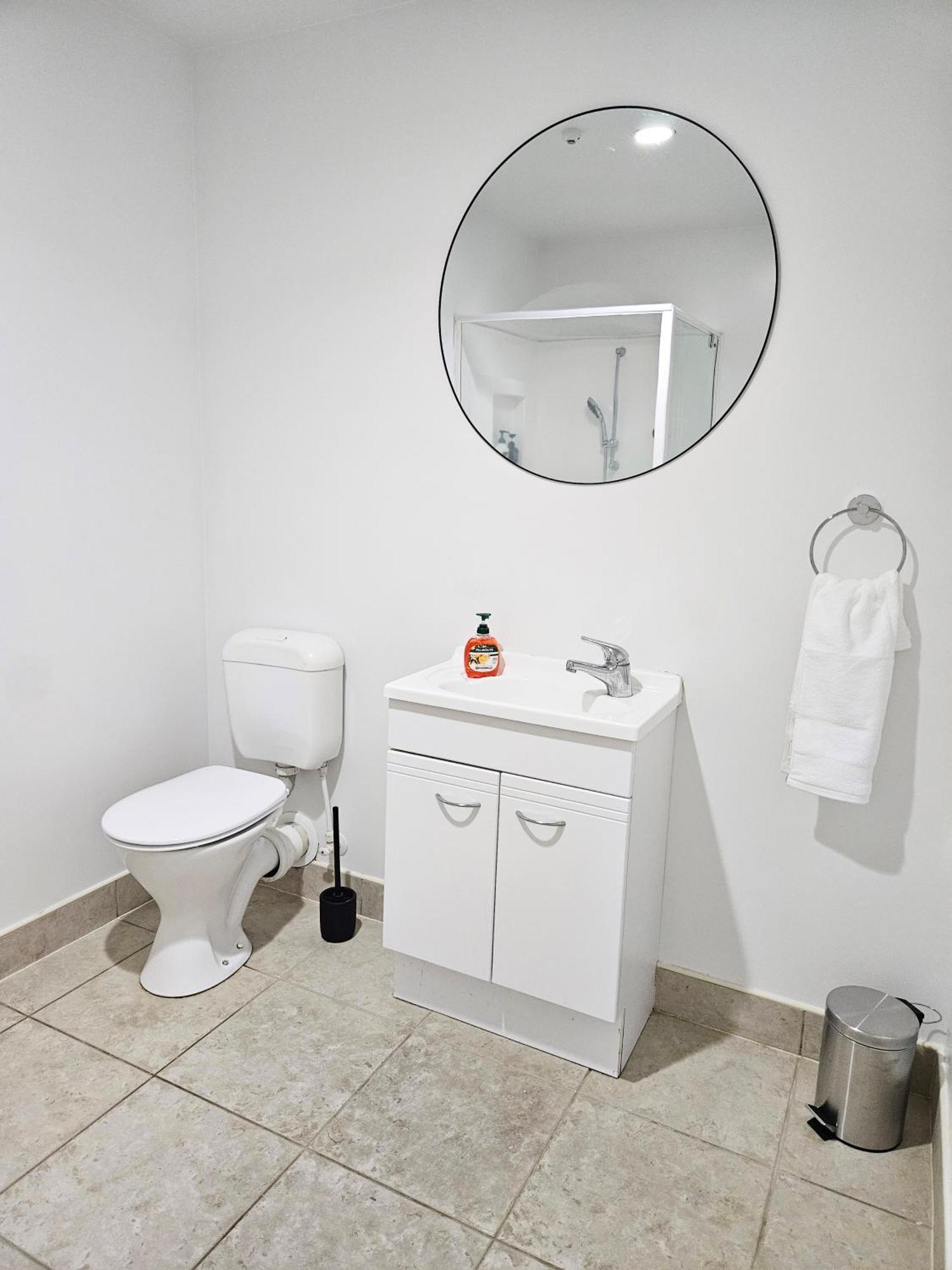 Spacious And Luxury, City Fringe Bliss!