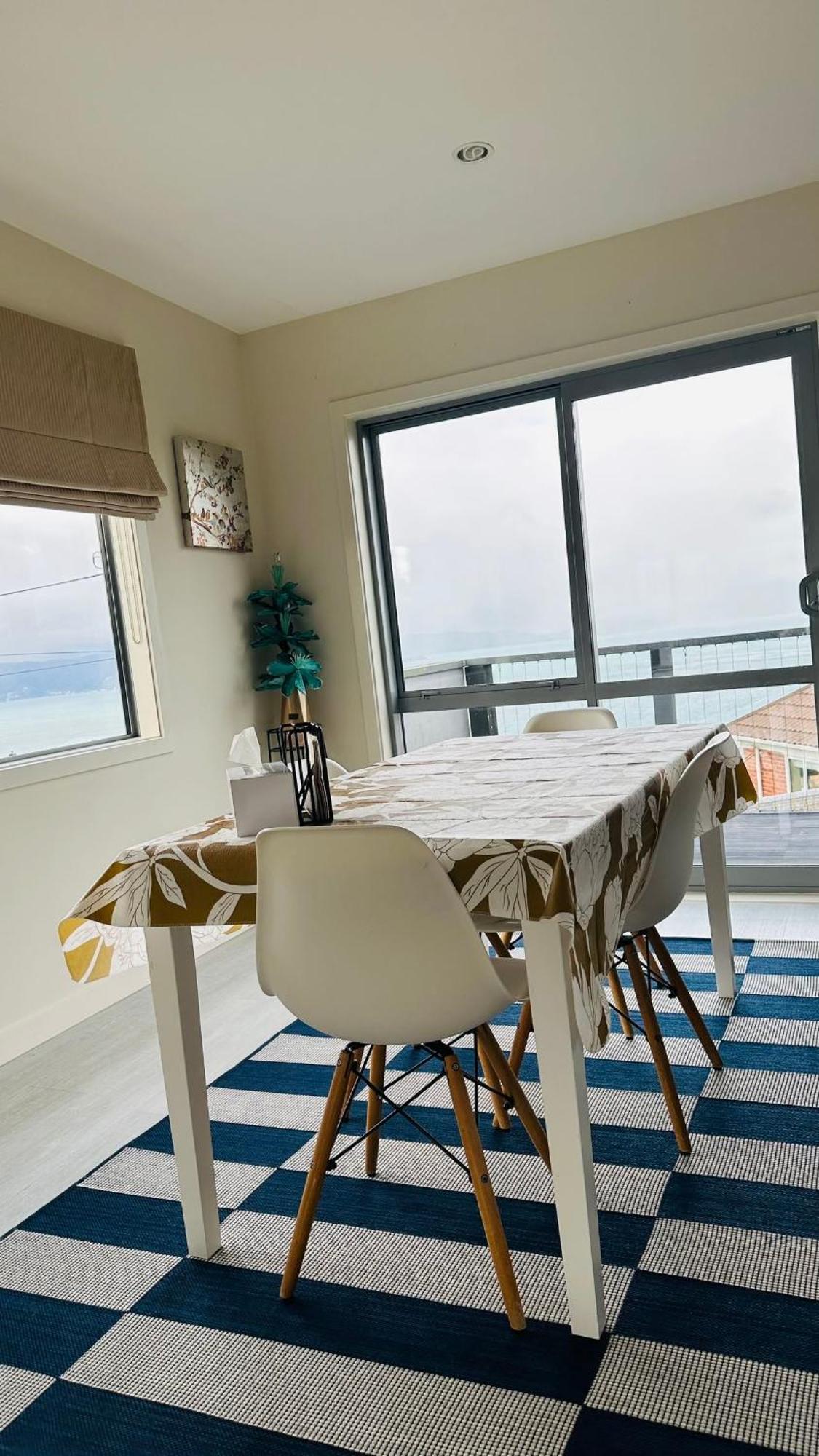 Hospedagem domiciliar Sea Views From Sunny House Wellington