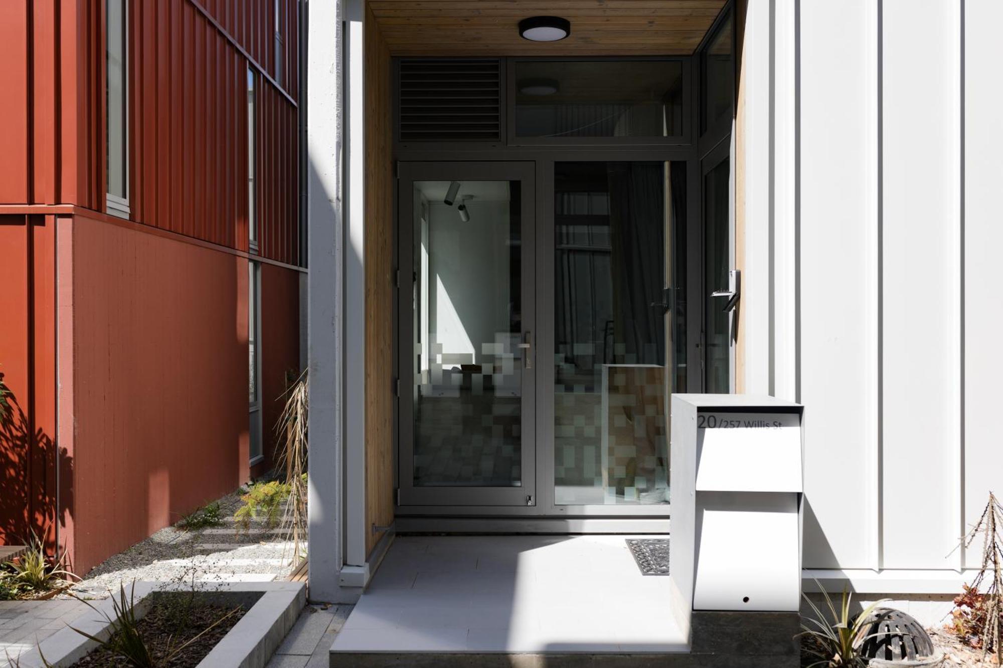 Central & Stylish Townhouse W Parking Option *