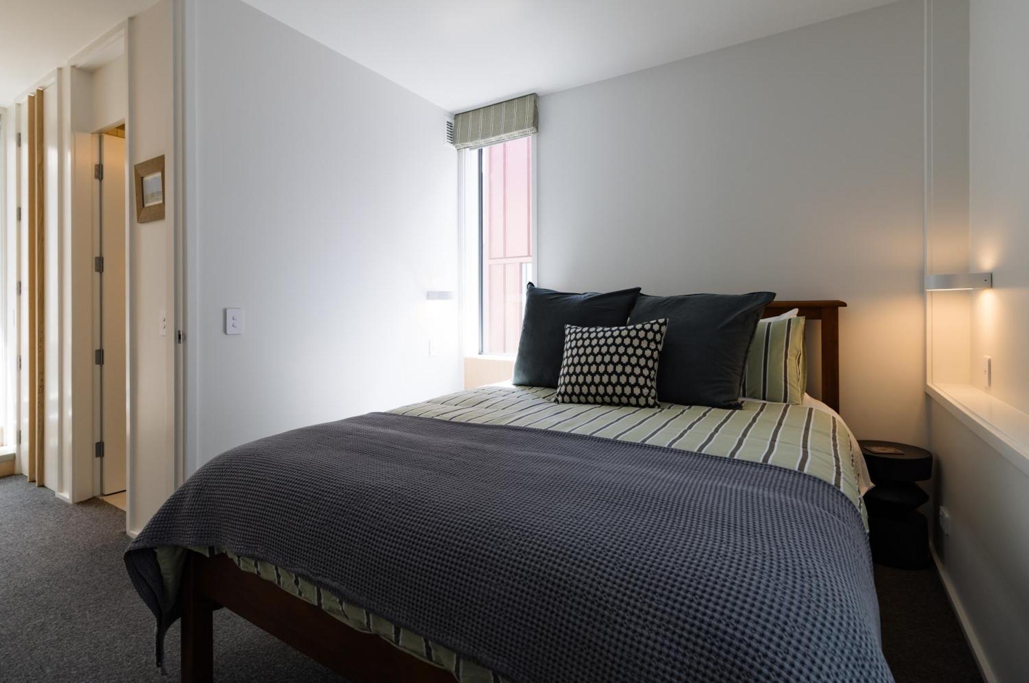 Apartment Central & Stylish Townhouse W Parking Option *