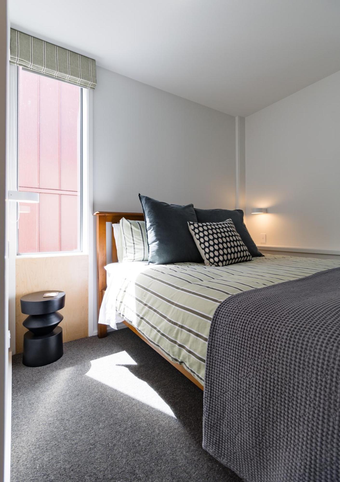 Apartment Central & Stylish Townhouse W Parking Option *