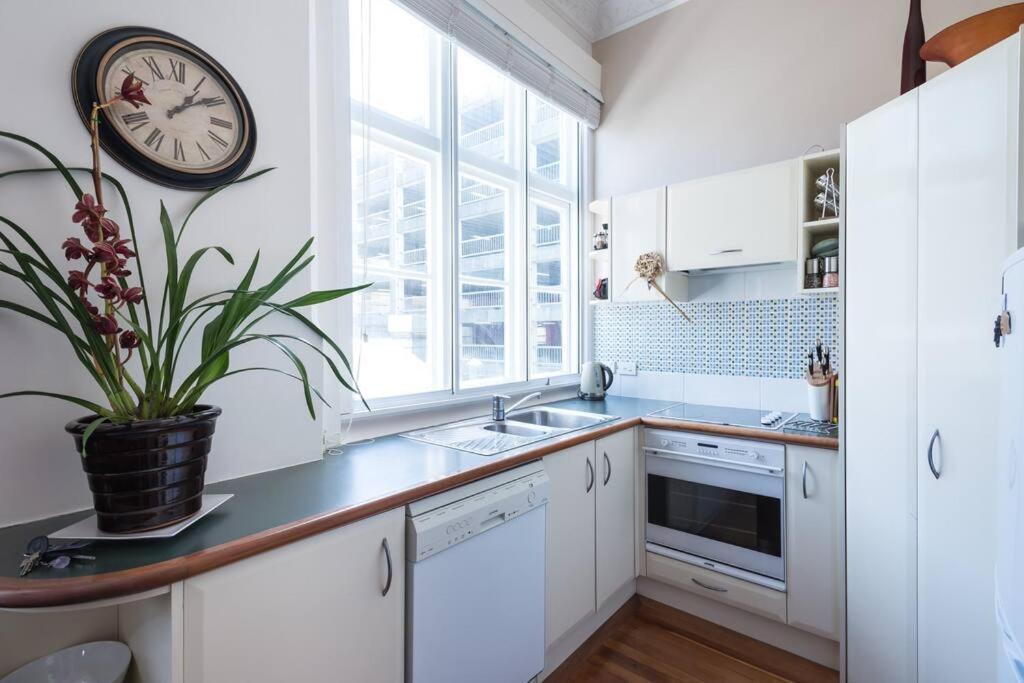 And Sunny Apartment *