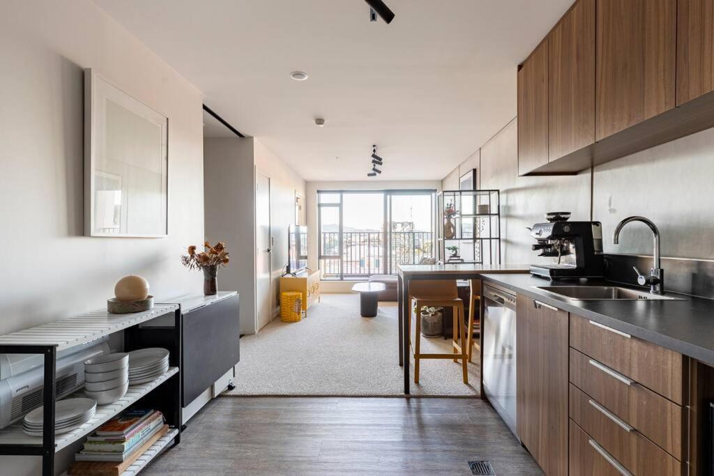 Modern Two Bedroom With Free Parking Apartment