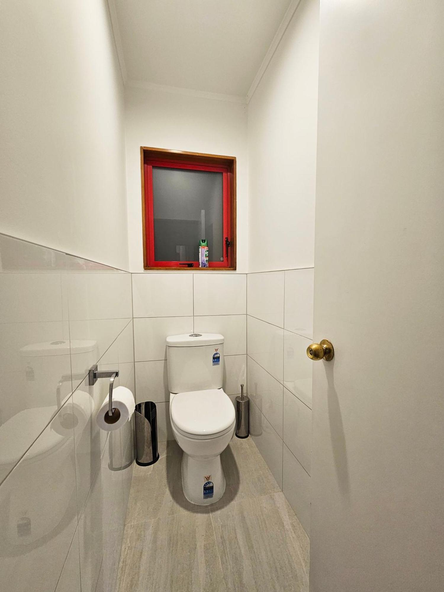 Spacious 5 Beds Dual Unit Home! Apartment