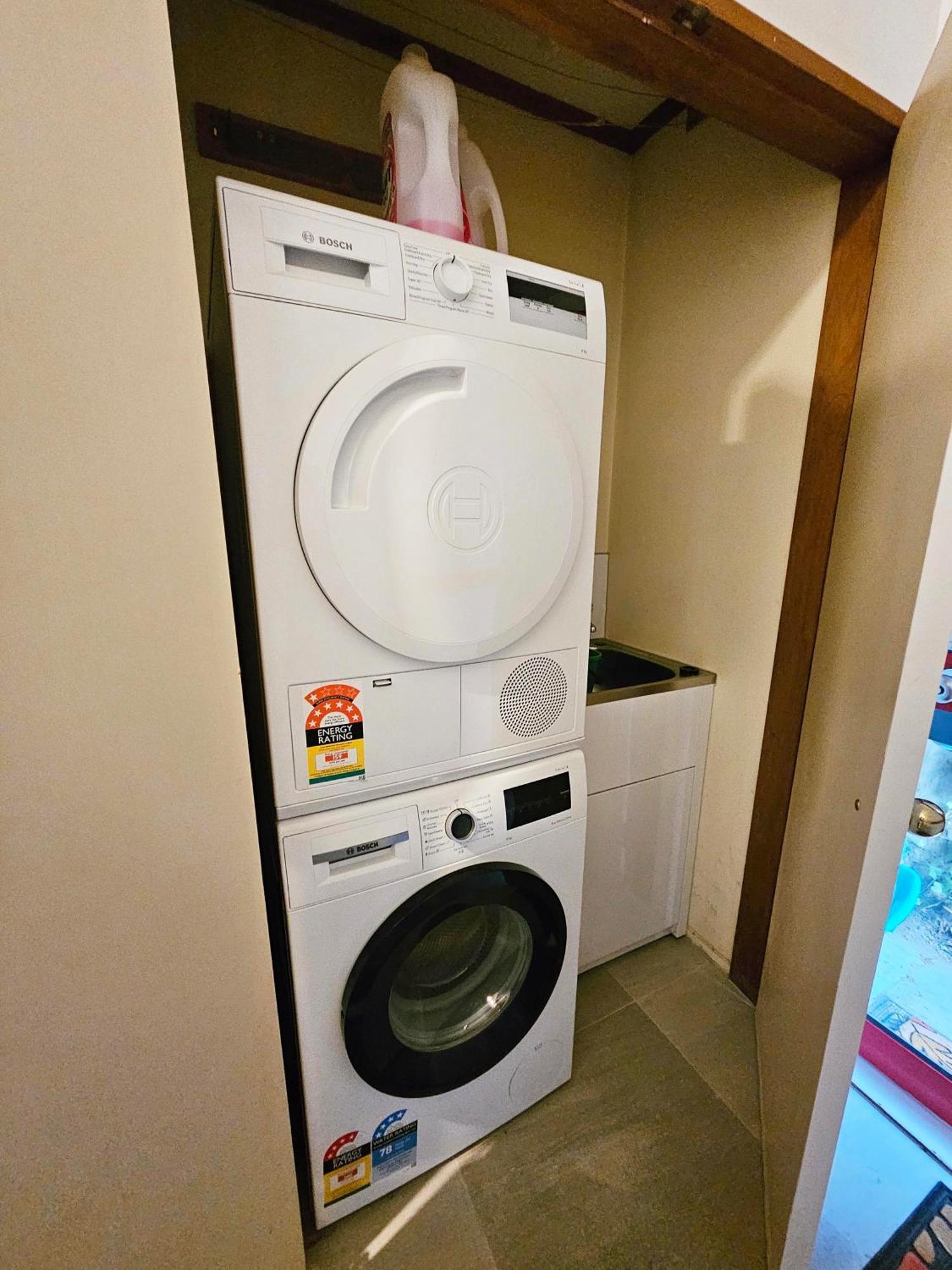 Apartment Spacious 5 Beds Dual Unit Home! *