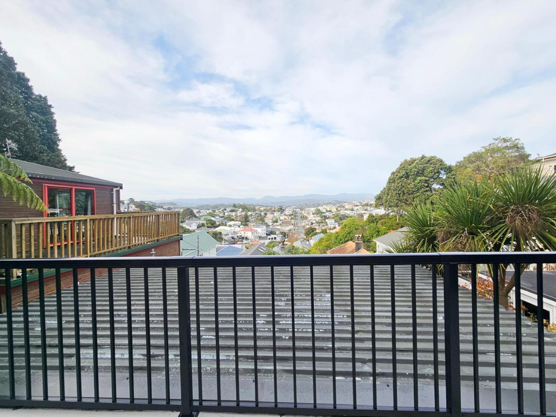 Spacious 5 Beds Dual Unit Home! Wellington