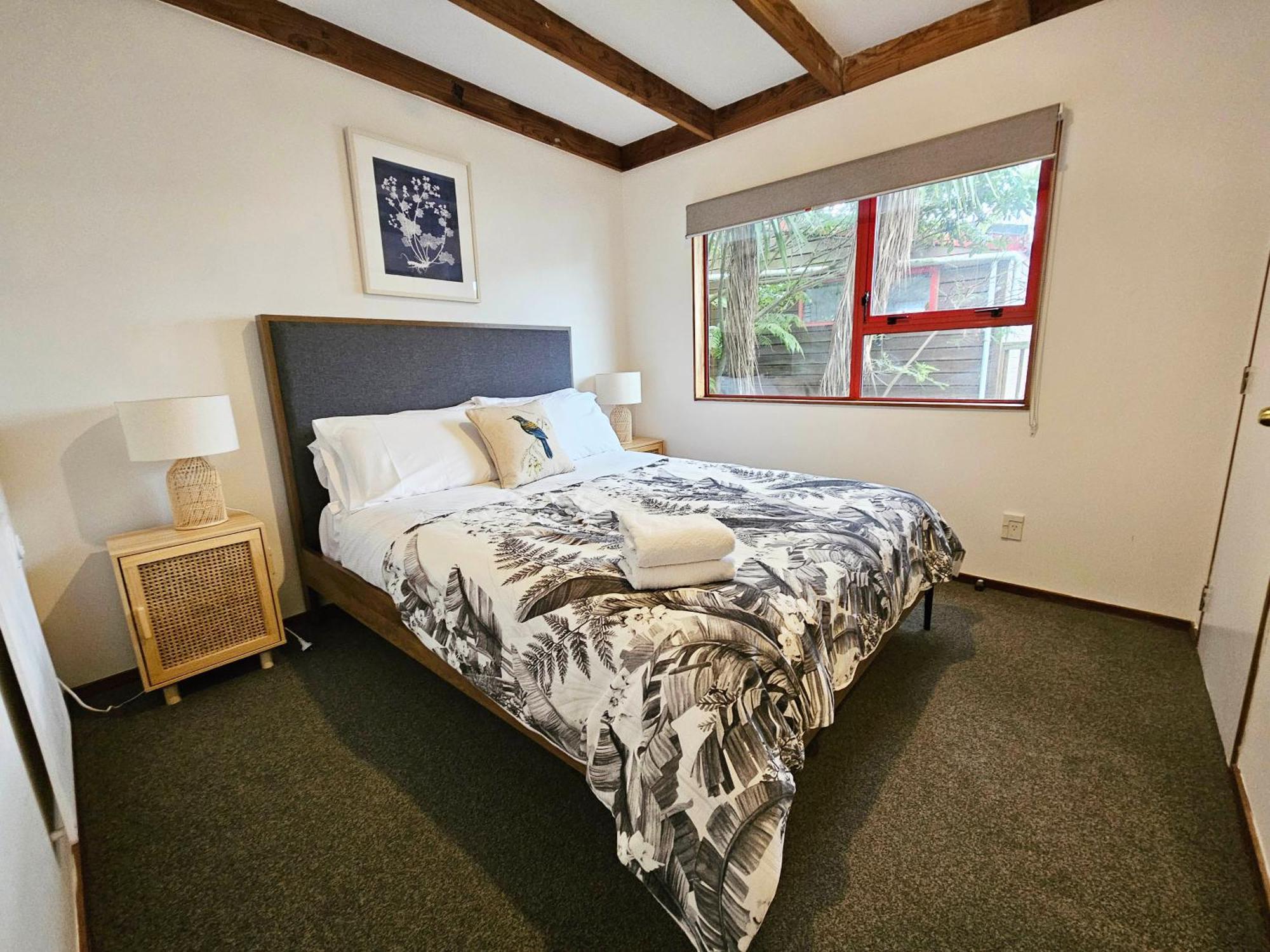 Spacious 5 Beds Dual Unit Home! Apartment *