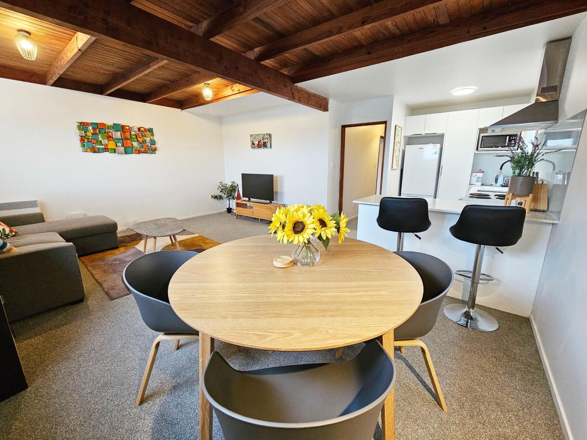 Apartment Spacious 5 Beds Dual Unit Home!