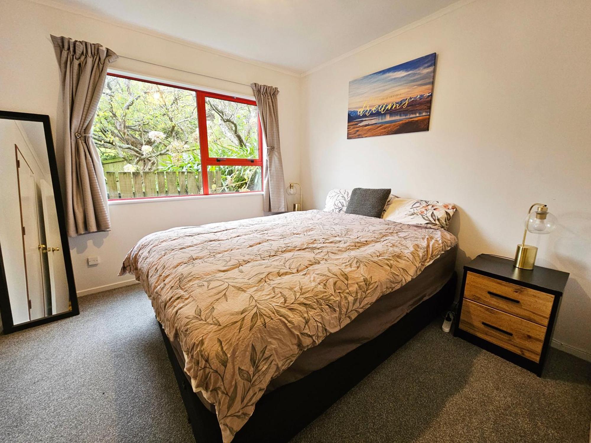 Spacious 5 Beds Dual Unit Home!