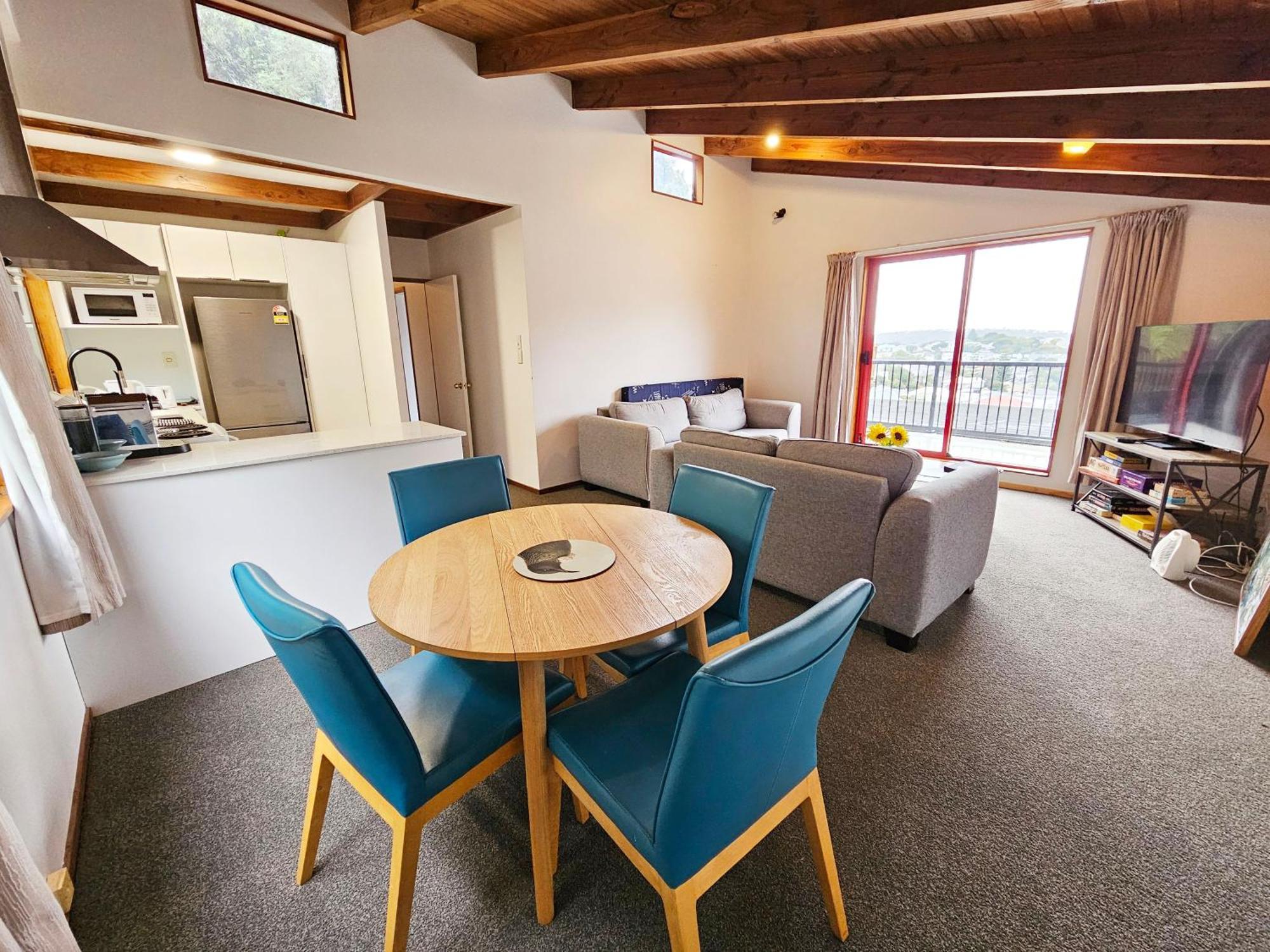 Spacious 5 Beds Dual Unit Home! Apartment