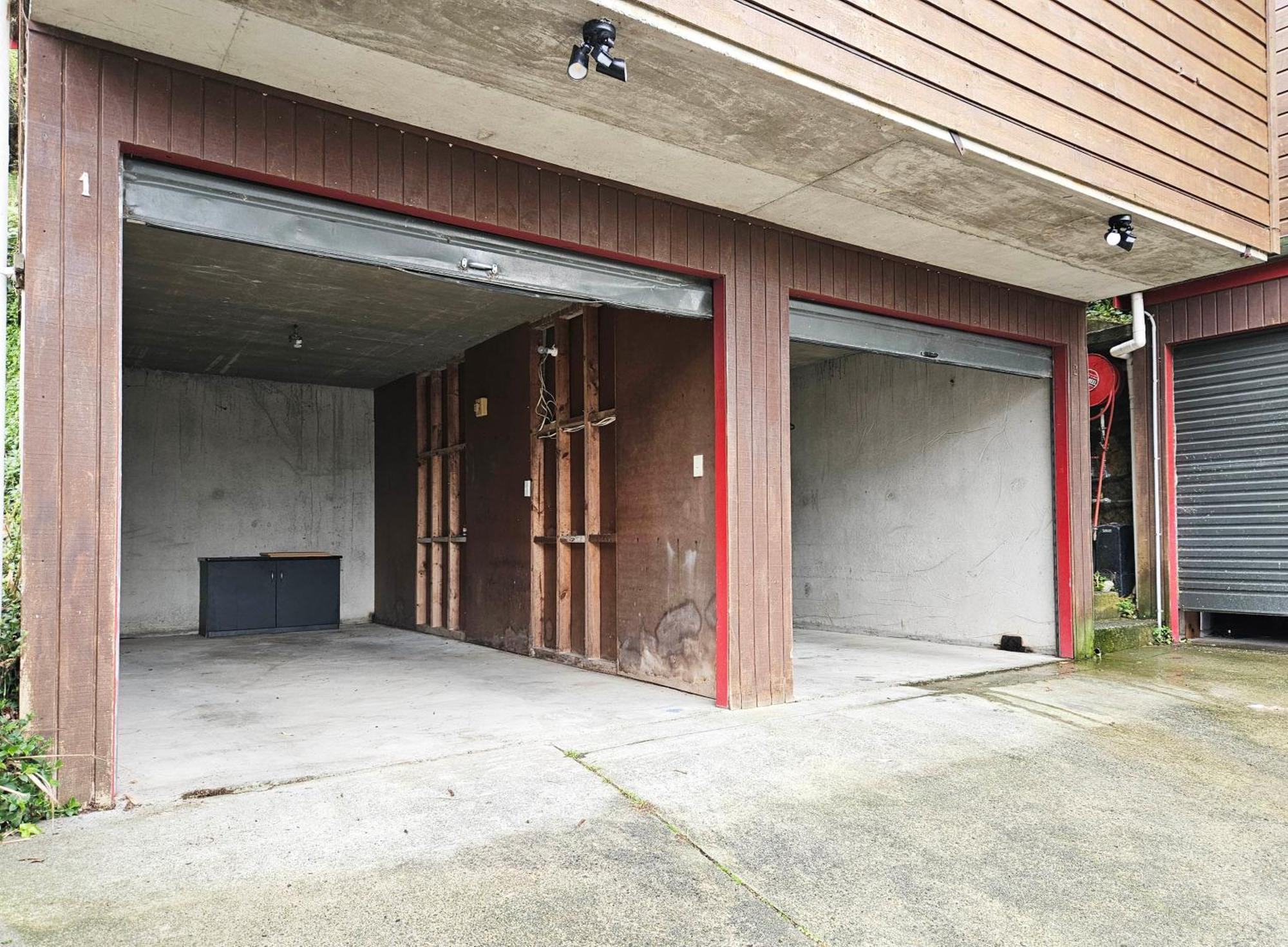 Spacious 5 Beds Dual Unit Home!