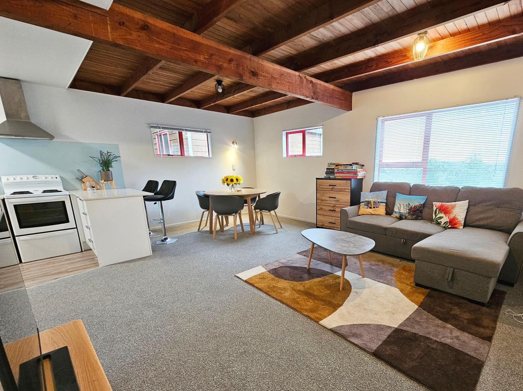 Spacious 5 Beds Dual Unit Home! Apartment