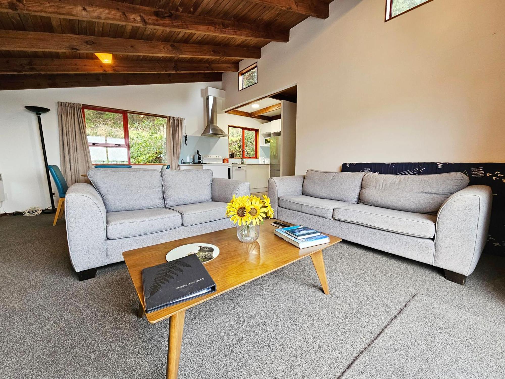 Spacious 5 Beds Dual Unit Home! * Wellington