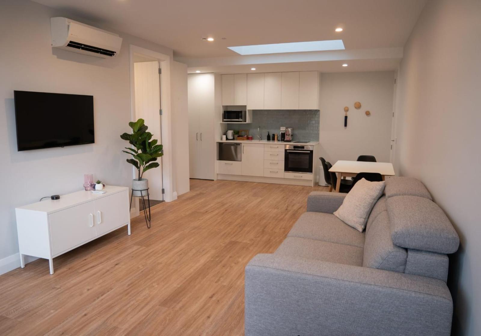Apartment Newly Built 1 Bedroom Unit In Khandallah *