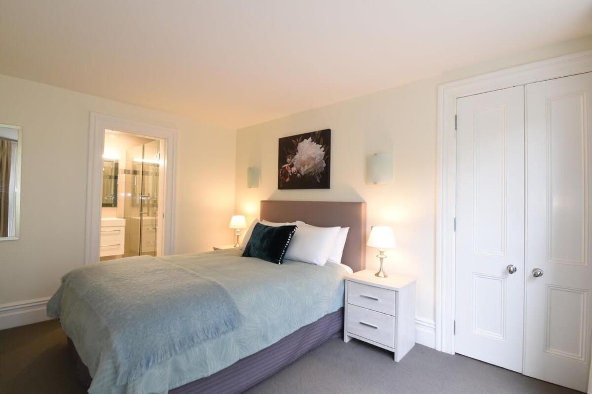 Stylish Fireplace & Free Parking * Wellington