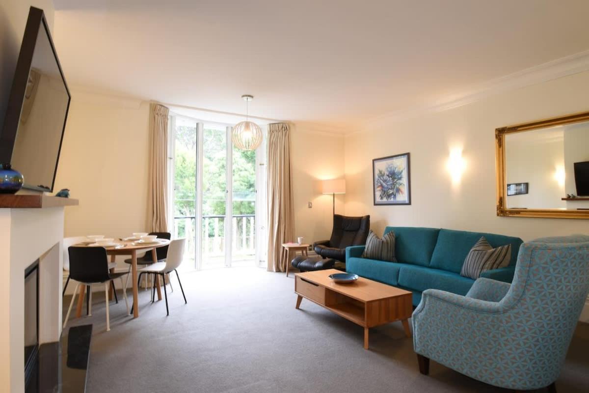 Stylish Fireplace & Free Parking * Wellington
