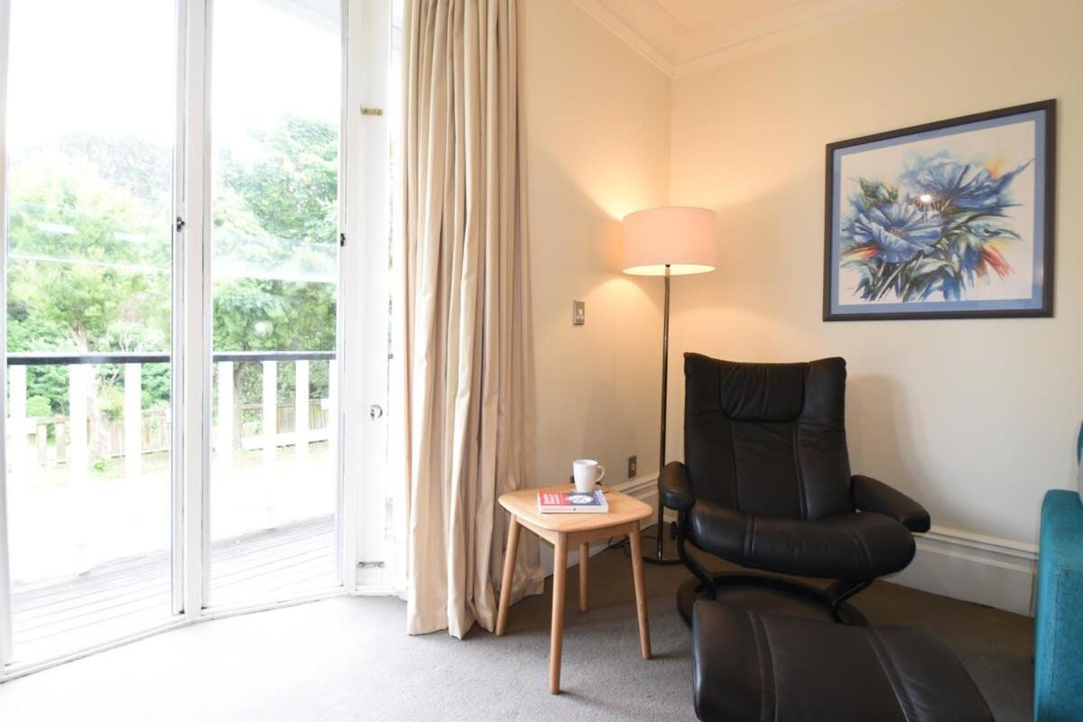 Stylish Fireplace & Free Parking Apartment *