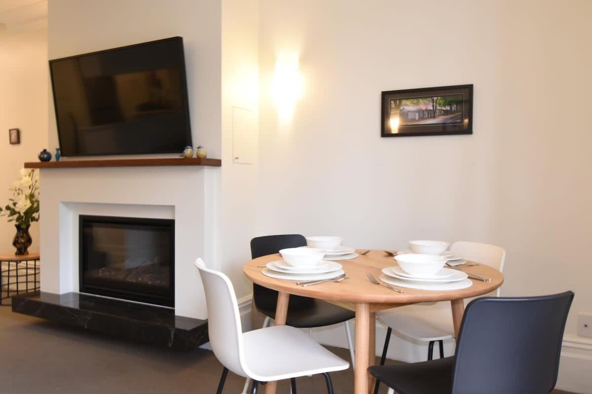 Stylish Fireplace & Free Parking Apartment