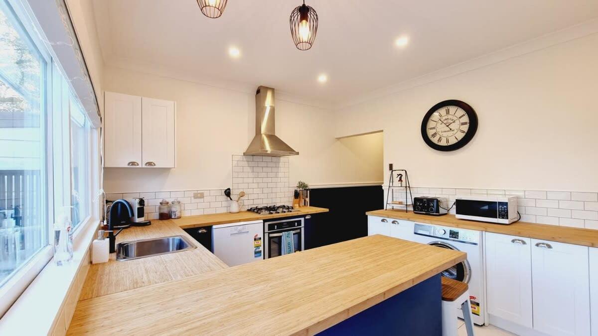 Blue Retreat Thorndon Ft Backyard And Fireplace Minutes To Cbd Apartment